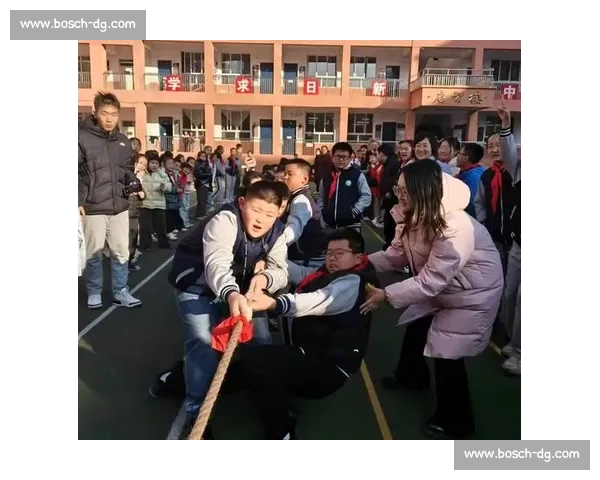 班级团结力量大，拔河比赛中展现同学协作与拼搏精神的精彩瞬间